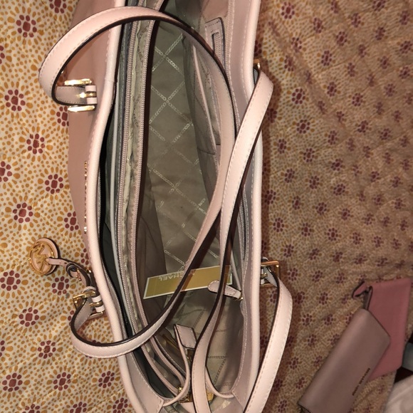 These is a big jet set for someone who travels, this would be a perfect. - Picture 3 of 8